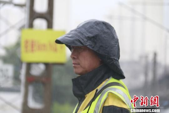 蘭州西工務(wù)段蘭州線路車間防護(hù)員雨中巡查?！⊥豕廨x 攝