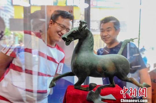 甘肅省博物館將榮登《國(guó)家寶藏》的文物銅奔馬和人頭形器口彩陶瓶搬到了絲路如意餐廳，讓顧客在餐廳內(nèi)就能近距離的和文物面對(duì)面?！＄娦?攝