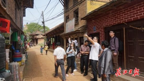 在尼泊爾，武漢市土地利用和城市空間規(guī)劃研究中心設(shè)計(jì)團(tuán)隊(duì)現(xiàn)場(chǎng)踏勘。(武漢市土地利用和城市空間規(guī)劃研究中心 供圖)
