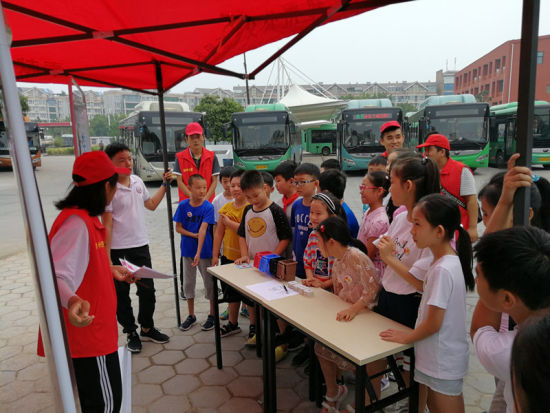 志愿者教小朋友垃圾分類的相關知識。連柏梁 攝