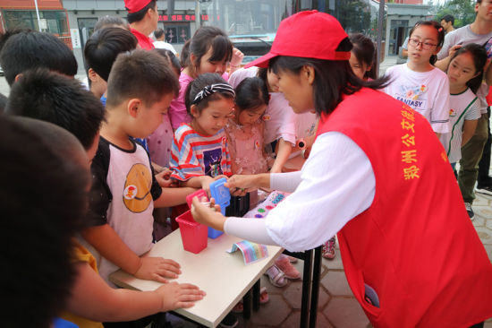 志愿者教小朋友們垃圾分類的相關知識。連柏梁 攝