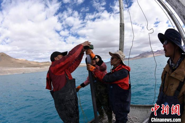 科考隊(duì)員在湖泊鉆探平臺(tái)上包裝采集的巖芯樣品?！?lt;a target='_blank' ><p  align=