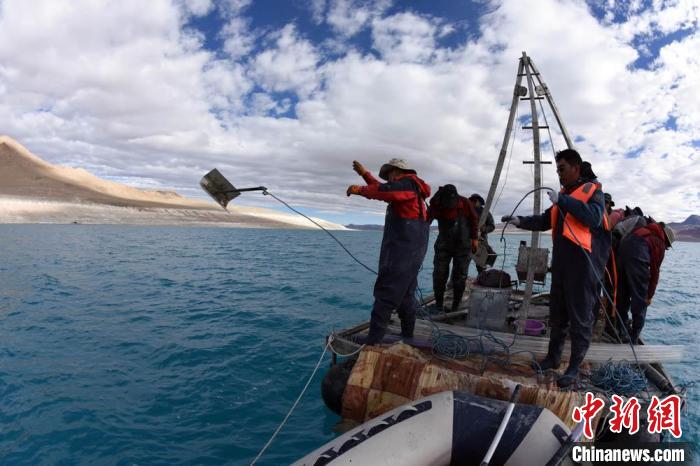 科考隊(duì)員在湖泊鉆探平臺(tái)上拋固定平臺(tái)的錨?！?lt;a target='_blank' ><p  align=