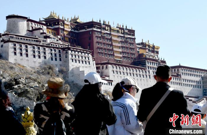 4月17日，游客在拉薩布達(dá)拉宮觀景臺(tái)拍照留念?！±盍?攝