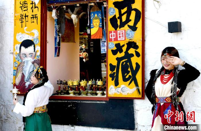 4月17日，游客身著藏式元素服裝在拉薩八廓街拍照留念?！±盍?攝