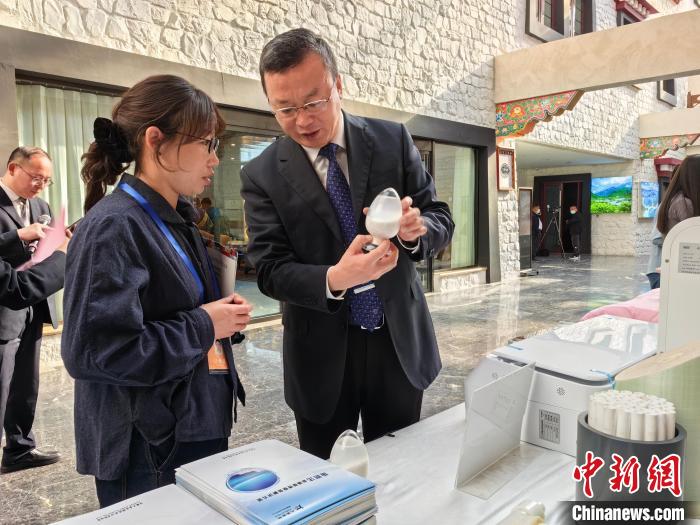 圖為簽約企業(yè)現(xiàn)場推介自己的產(chǎn)品?！≮w延 攝