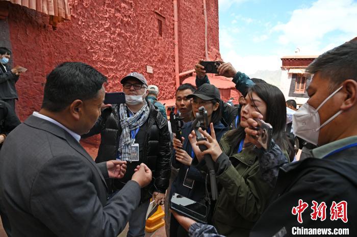 圖為中外媒體采訪(fǎng)布達(dá)拉宮管理處相關(guān)負(fù)責(zé)人?！≮w朗 攝