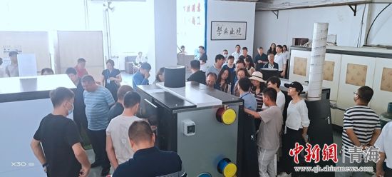 圖為行業(yè)內人員進行項目參觀。 活動主辦方供圖