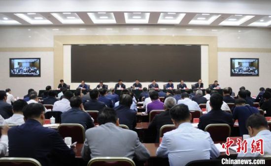 圖為青海省生態(tài)環(huán)境保護警示教育大會現(xiàn)場?！?zhí)砀！z 　　