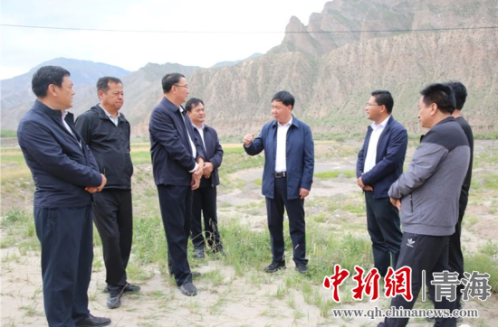 圖為黃南州有關(guān)領(lǐng)導(dǎo)現(xiàn)場(chǎng)踏勘、督導(dǎo)生態(tài)環(huán)保責(zé)任落實(shí)情況現(xiàn)場(chǎng)。黃宣攝