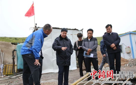 圖為黃南州有關(guān)領(lǐng)導(dǎo)現(xiàn)場(chǎng)踏勘、督導(dǎo)生態(tài)環(huán)保責(zé)任落實(shí)情況現(xiàn)場(chǎng)。黃宣攝