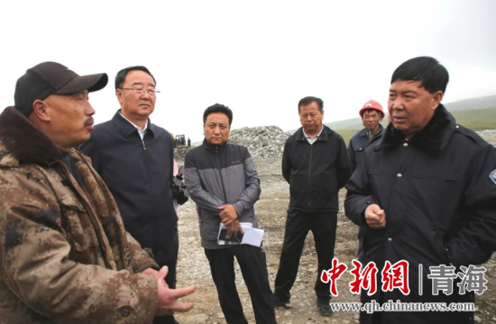 圖為黃南州有關(guān)領(lǐng)導(dǎo)現(xiàn)場(chǎng)踏勘、督導(dǎo)生態(tài)環(huán)保責(zé)任落實(shí)情況現(xiàn)場(chǎng)。黃宣攝