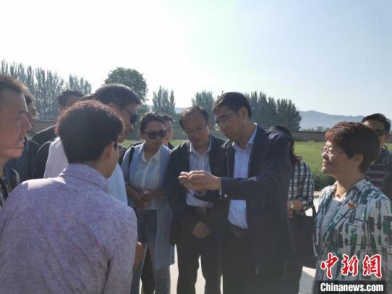 圖為杜德志在基層調(diào)研。受訪者供圖