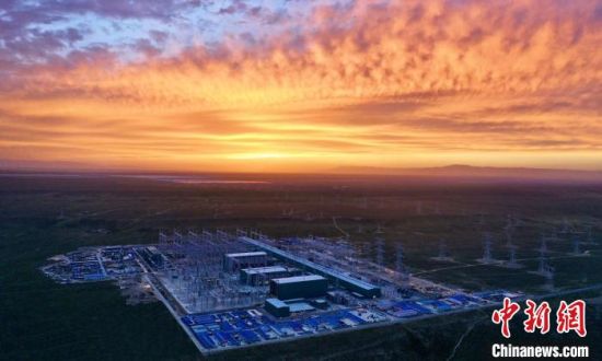 圖為朝霞下的青南換流站?！W(wǎng)青海檢修公司供圖 　　