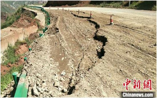圖為發(fā)生路基下沉滑移險(xiǎn)情的路段。果洛公路總段供圖