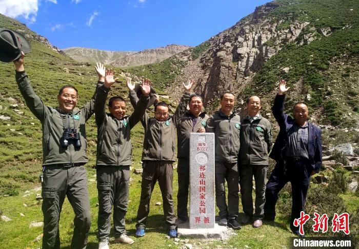 圖為管護(hù)員們難得的一次合影。受訪者供圖