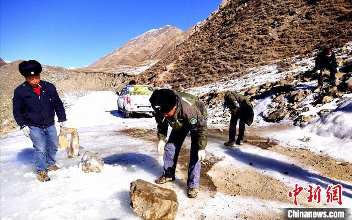 圖為管護(hù)員清理山體落石。受訪者供圖