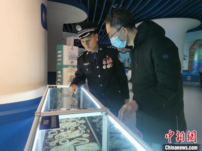 圖為森林警察為游客講解查獲這些象牙制品過程中發(fā)生的真實故事?！∥乃碱?攝