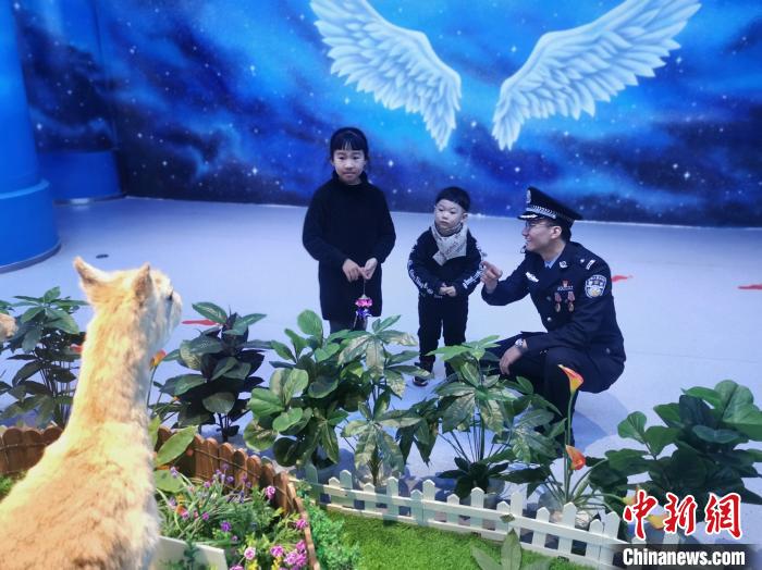 圖為森林警察為小朋友科普野生動物保護知識?！∥乃碱?攝