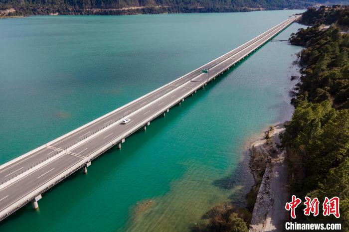 資料圖為西藏拉薩至林芝高等級(jí)公路多布湖風(fēng)光?！〗w波 攝