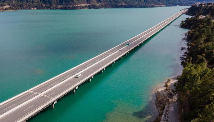 資料圖為西藏拉薩至林芝高等級(jí)公路多布湖風(fēng)光?！〗w波 攝