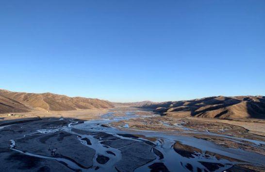 圖為三江源腹地，黃河流經(jīng)達(dá)日縣。（資料圖） 孫睿 攝 　　