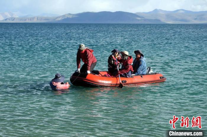科考隊(duì)員乘充氣快艇考察扎日南木錯(cuò)歸來。　<a target='_blank' ><p  align=