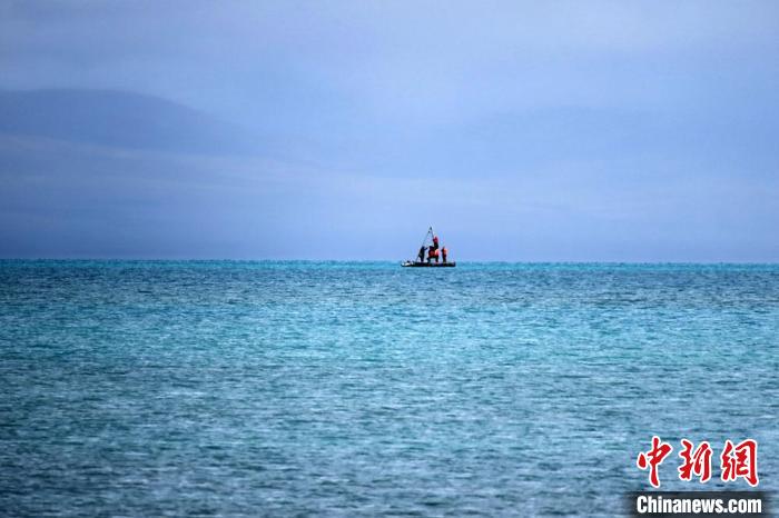 從岸邊營地以長焦鏡頭遠(yuǎn)眺，科考隊(duì)員在巴木錯(cuò)作業(yè)?！?lt;a target='_blank' ><p  align=
