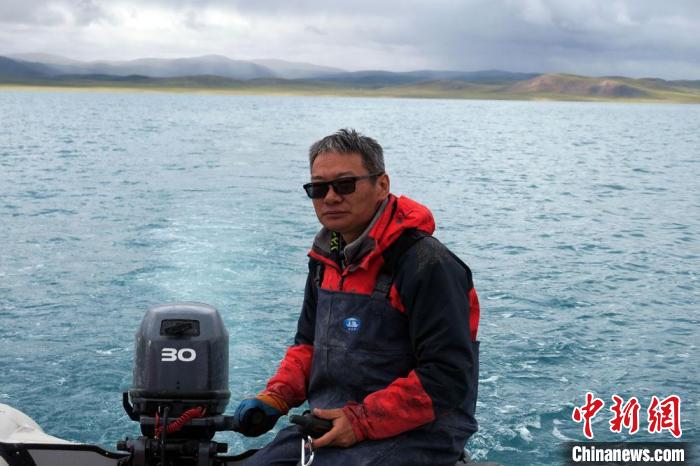 本次科考領(lǐng)隊(duì)、中科院青藏高原所侯居峙研究員駕駛充氣快艇?！?lt;a target='_blank' ><p  align=