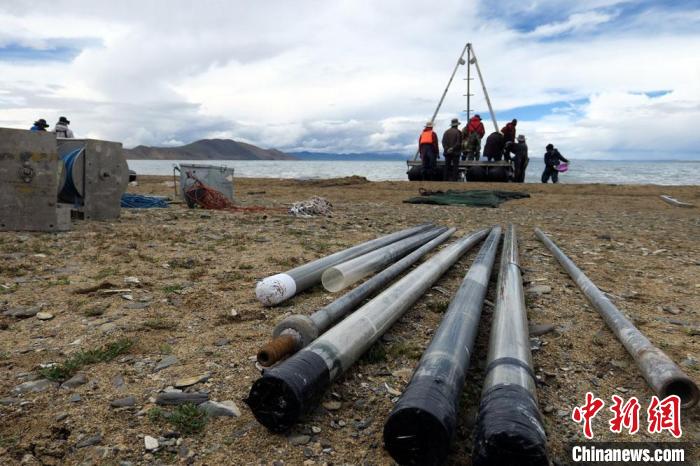 科考隊(duì)員從巴木錯(cuò)采集的科研樣品?！?lt;a target='_blank' ><p  align=