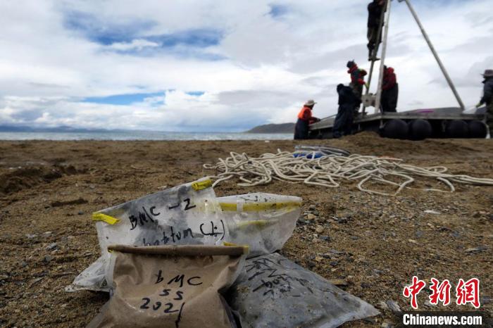 科考隊(duì)員從巴木錯(cuò)采集的科研樣品?！?lt;a target='_blank' ><p  align=