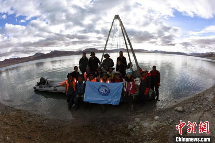 科考隊(duì)員在結(jié)則茶卡湖岸邊合影?！?lt;a target='_blank' ><p  align=