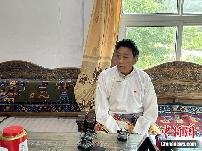 巴卡村黨支部書記、村委會(huì)主任尼瑪次仁。周璟 攝