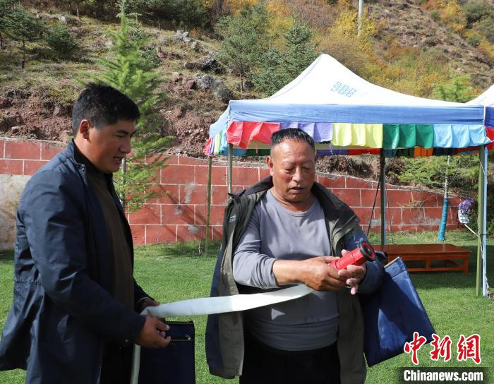 圖為護(hù)林員操作體驗(yàn)滅火裝備?！〔际猩窒乐ш?duì) 供圖