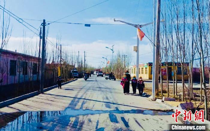 圖為黃河源昆侖社區(qū)馬路的一角?！「駹柲臼形麄鞑?供圖