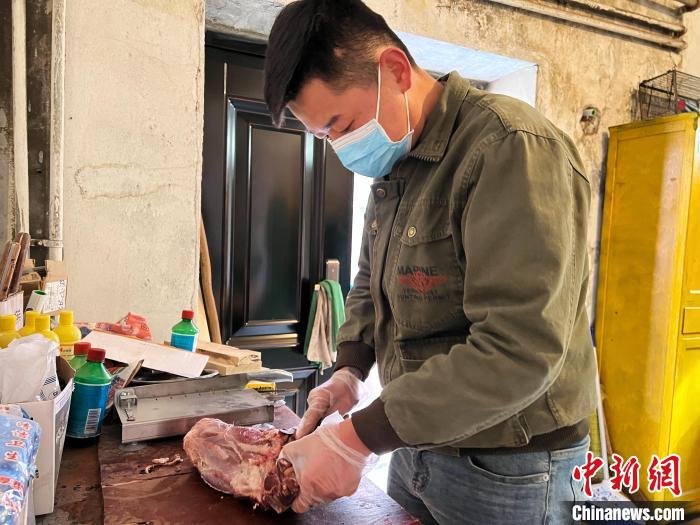 圖為雪豹“奶爸”史壽軍正在準(zhǔn)備投喂雪豹的食材?！●R銘言 攝