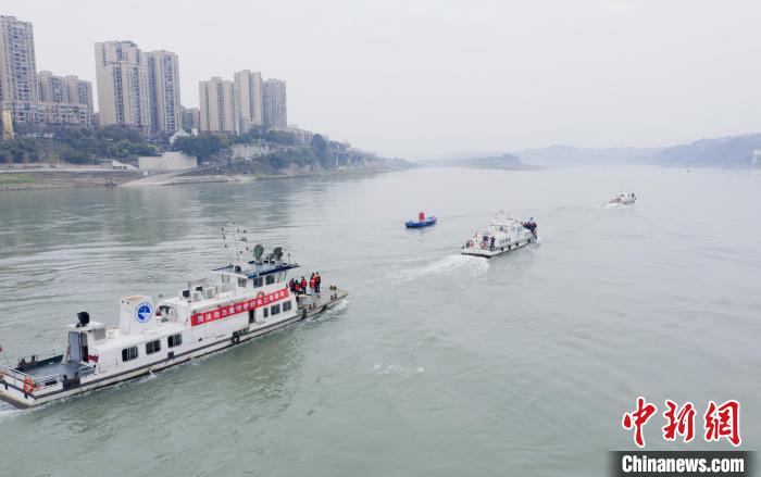 聯(lián)合巡江守護(hù)活動現(xiàn)場?！〗部h融媒體中心 攝