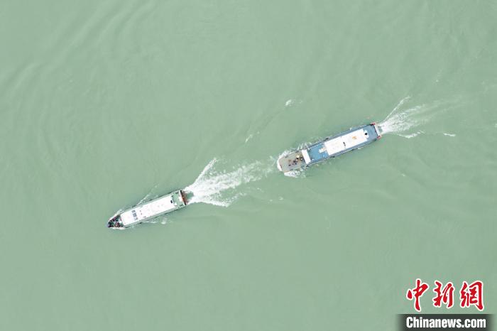 聯(lián)合巡江守護(hù)活動現(xiàn)場?！〗部h融媒體中心 攝