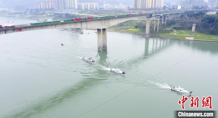 聯(lián)合巡江守護(hù)活動現(xiàn)場?！〗部h融媒體中心 攝