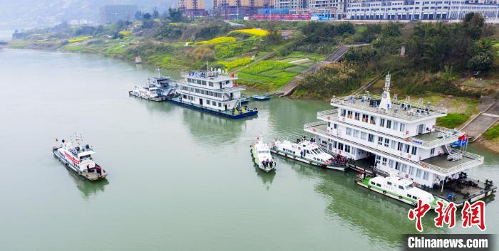 聯(lián)合巡江守護(hù)活動現(xiàn)場?！〗部h融媒體中心 攝