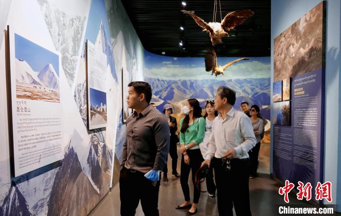 圖為中外嘉賓參觀玉樹州博物館?！●R銘言 攝
