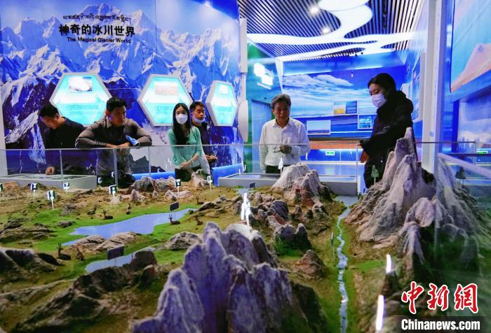 圖為中外嘉賓在玉樹州博物館內(nèi)參觀?！●R銘言 攝