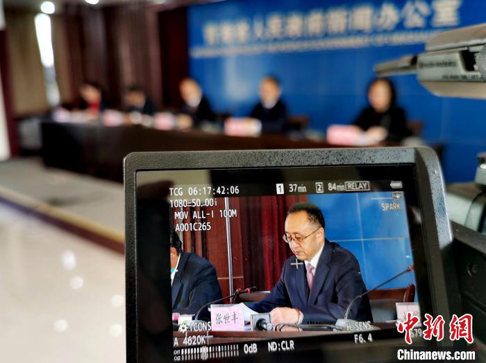 圖為青海省水利廳廳長(zhǎng)張世豐參加新聞發(fā)布會(huì)?！?zhí)砀?攝