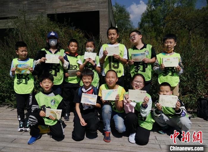 圖為小朋友展示學習成果?！●R銘言 攝