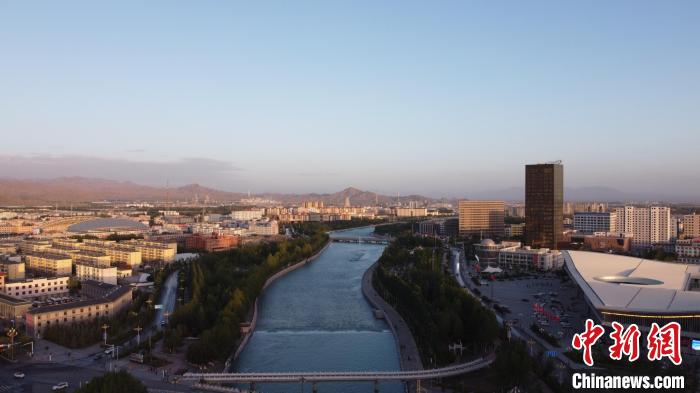 圖為無人機(jī)航拍德令哈巴音河。　何倩楠 攝