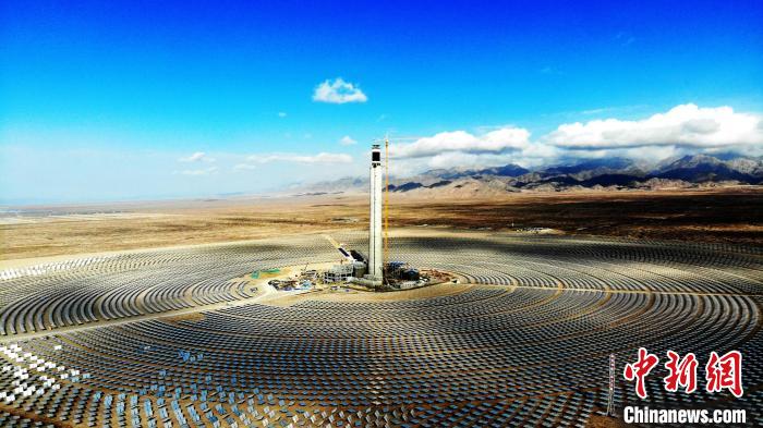 圖為德令哈光伏產(chǎn)業(yè)園。　孫睿 攝