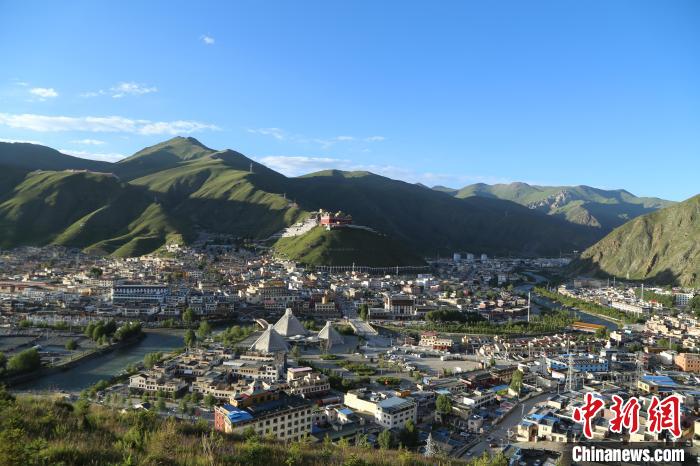 圖為航拍玉樹市?！∮駱涫形麄鞑抗﹫D