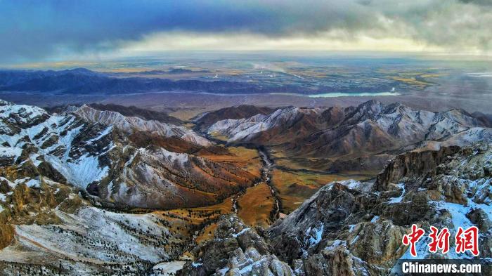 圖為柴達木盆地柏樹山森林地質(zhì)公園云霧繚繞?！“蛨D那生 攝