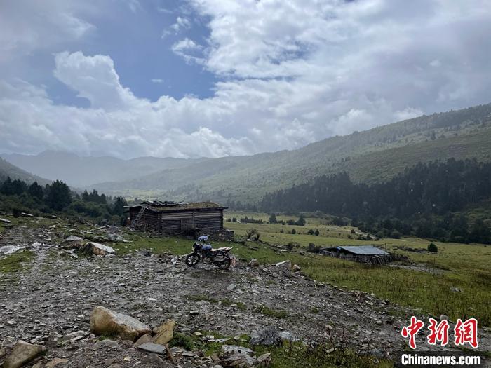 圖為9月28日一輛停在牧場上的摩托車。 <a target='_blank' href='/'><p  align=