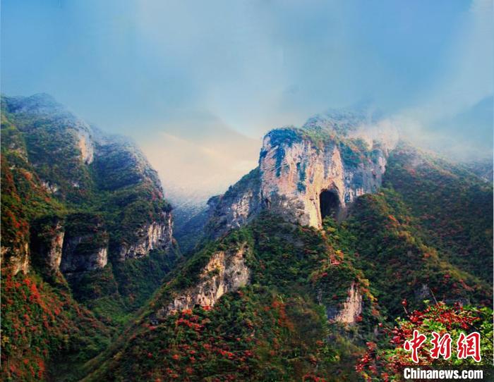 萬源魚泉地標(biāo)?！≈炱桨?攝